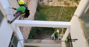Operarios de Verticales y Servicios realizando trabajos verticales de mantenimiento de patio de luces.