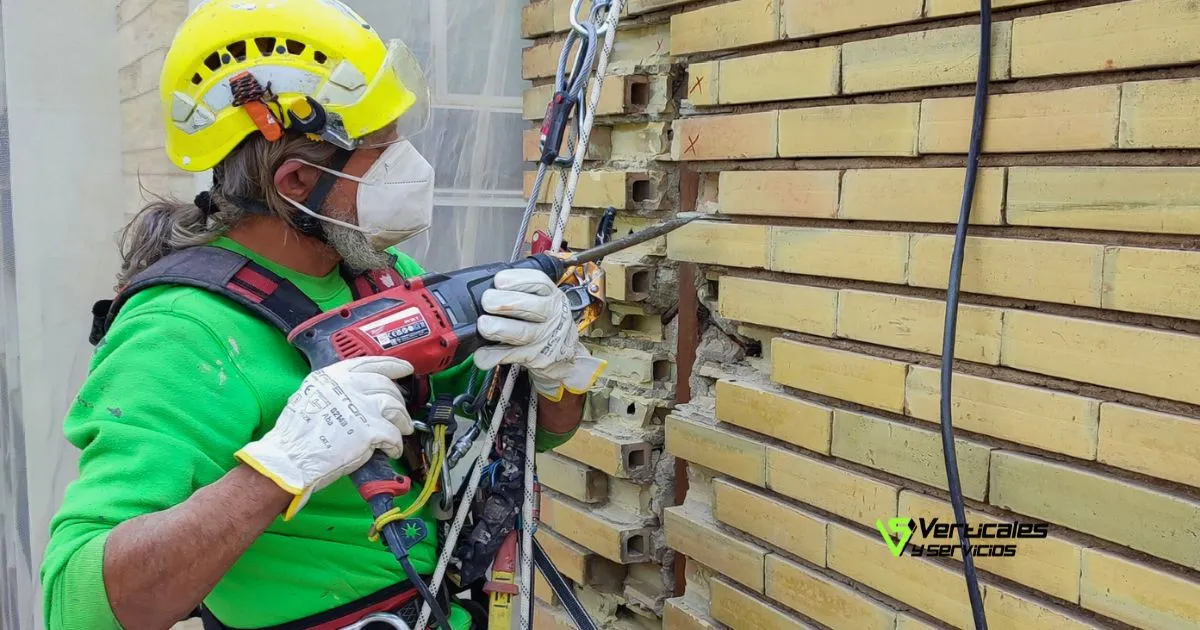 Trabajador de Verticalesyservicios, haciendo un mantenimiento de fachadas.