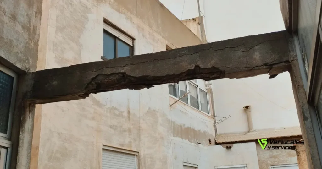 Fachada residencial con zonas aún por tratar, a cargo de una empresa de trabajos verticales.