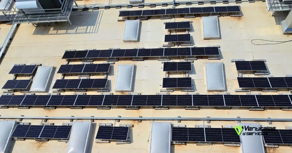 Cubierta de edificio con paneles solares.