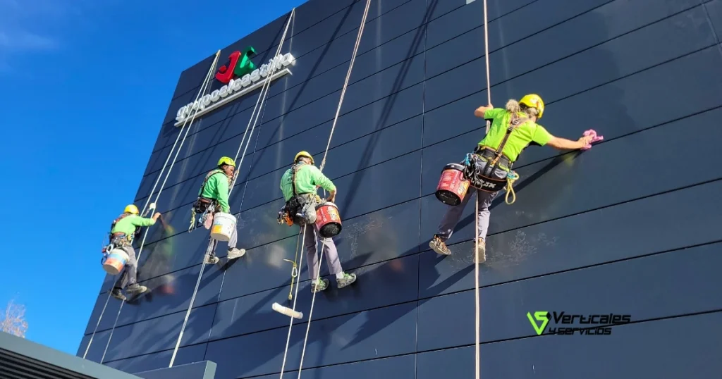Trabajadores en altura de Vertical y Servicios.