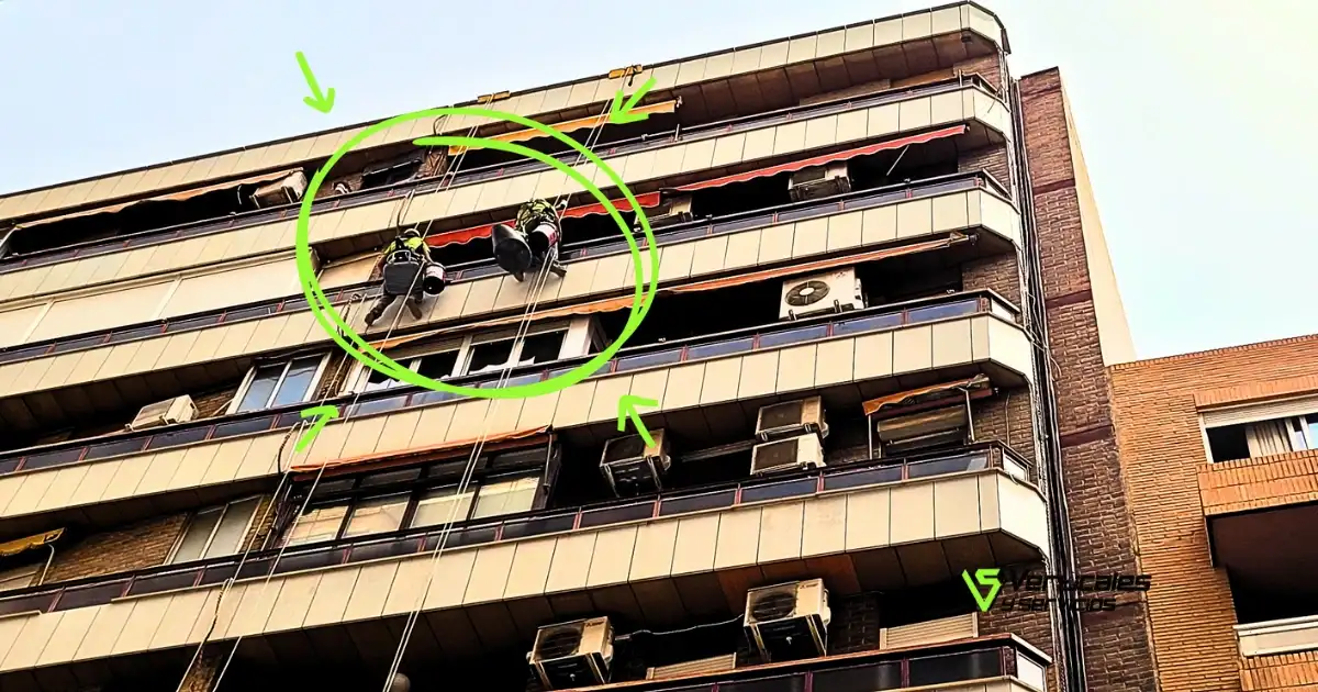 Operarios de Verticales y Servicios efectuando trabajos en altura profesionales.