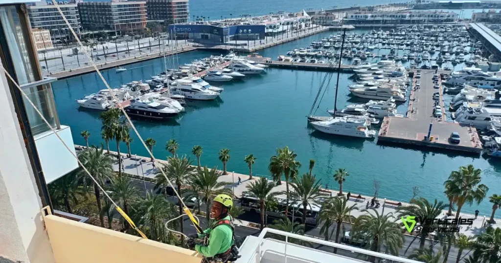 Trabajos Verticales realizados en el puerto de Alicante que demuestran cómo elegir una buena empresa de trabajos verticales. 