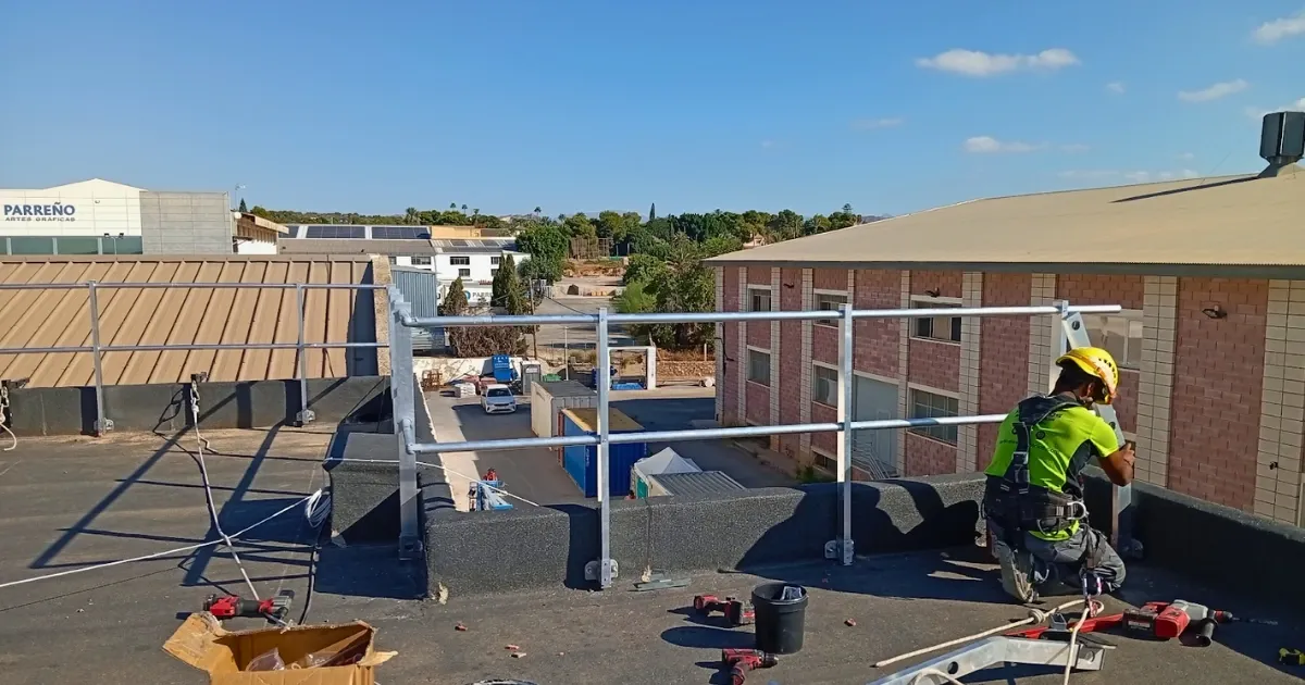 Terraza donde se está instalando medidas de seguridad para trabajos en altura.