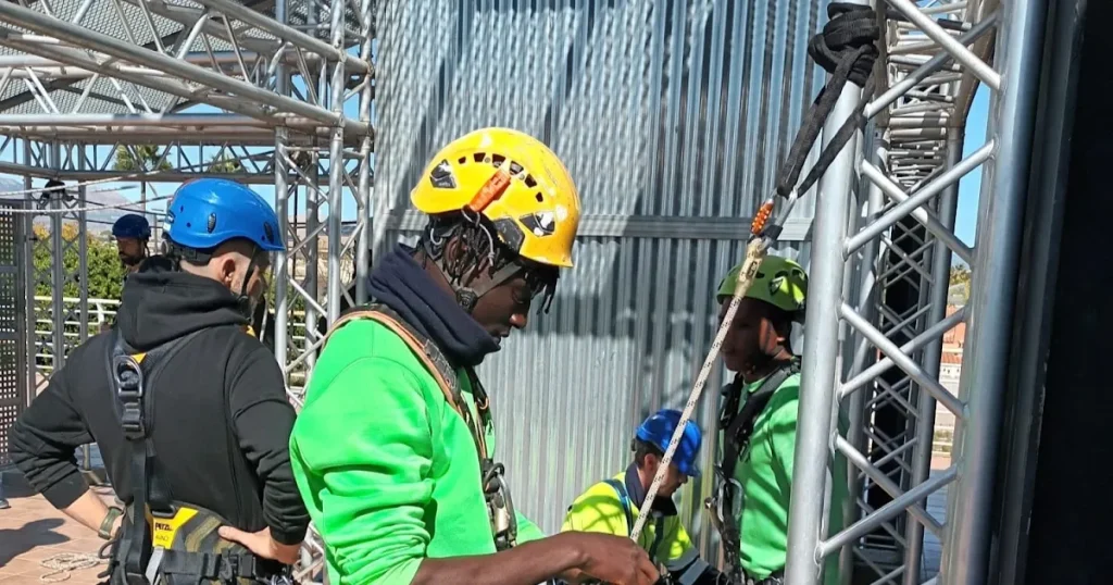 Proceso de instalación de medidas de seguridad para trabajos verticales.