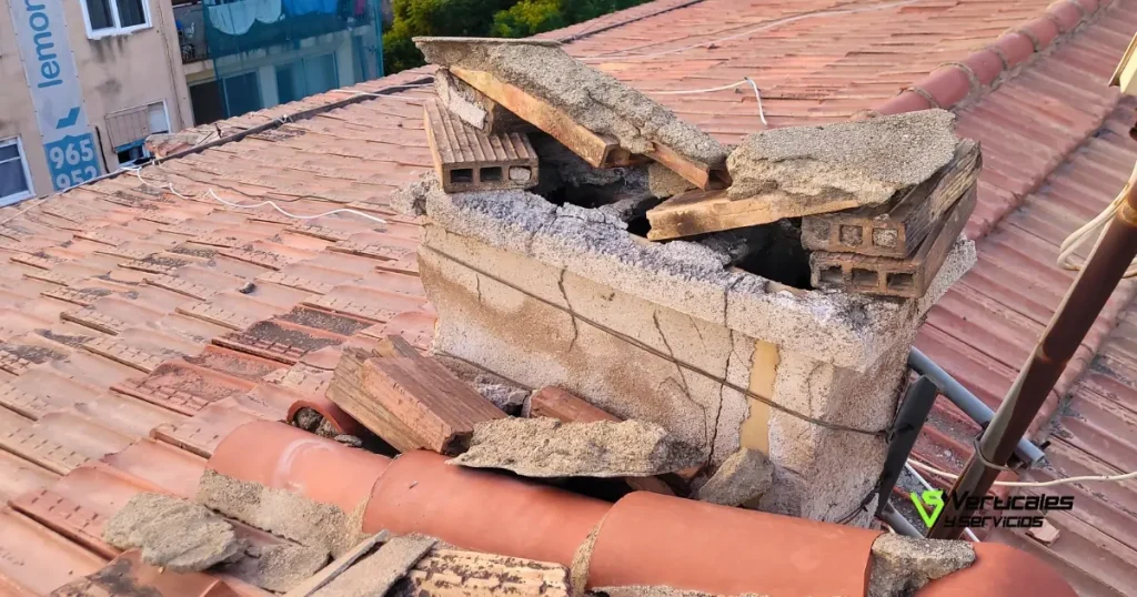 Tejado de tejas que precisa de reparación por trabajadores en altura.