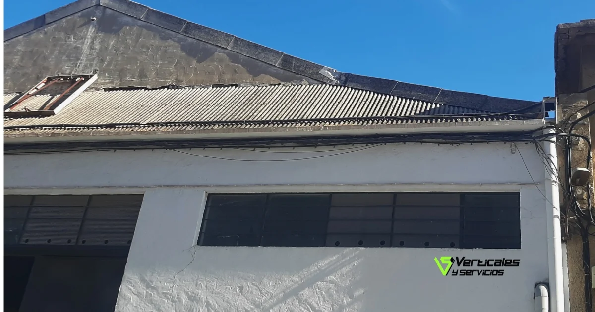 Fachada de uralita en cubiertas de naves industriales.