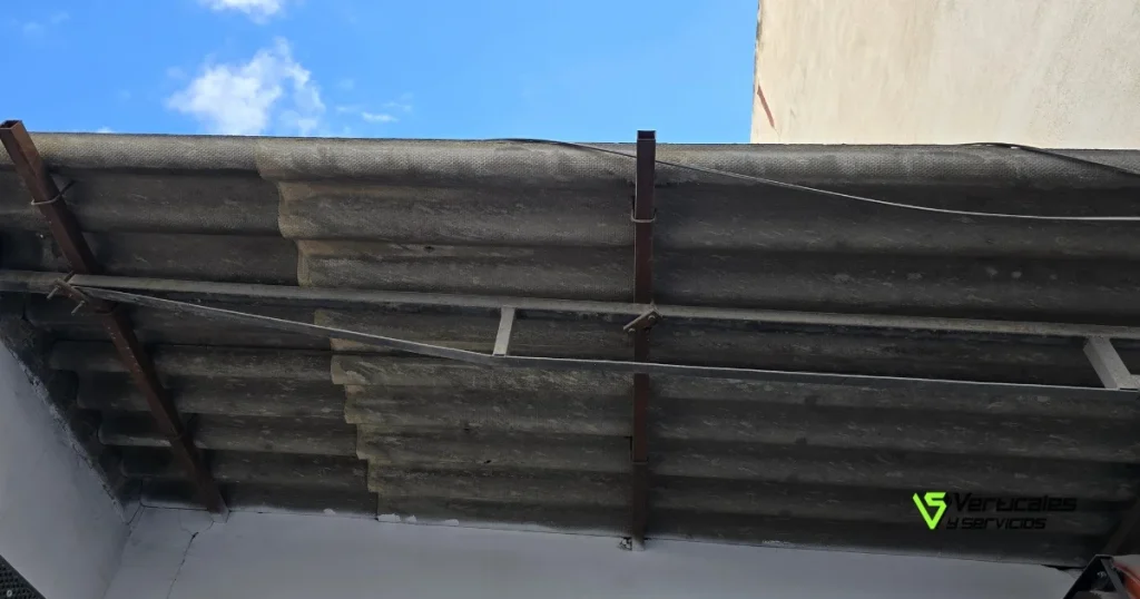 Placa de uralita de amianto en nave industrial.