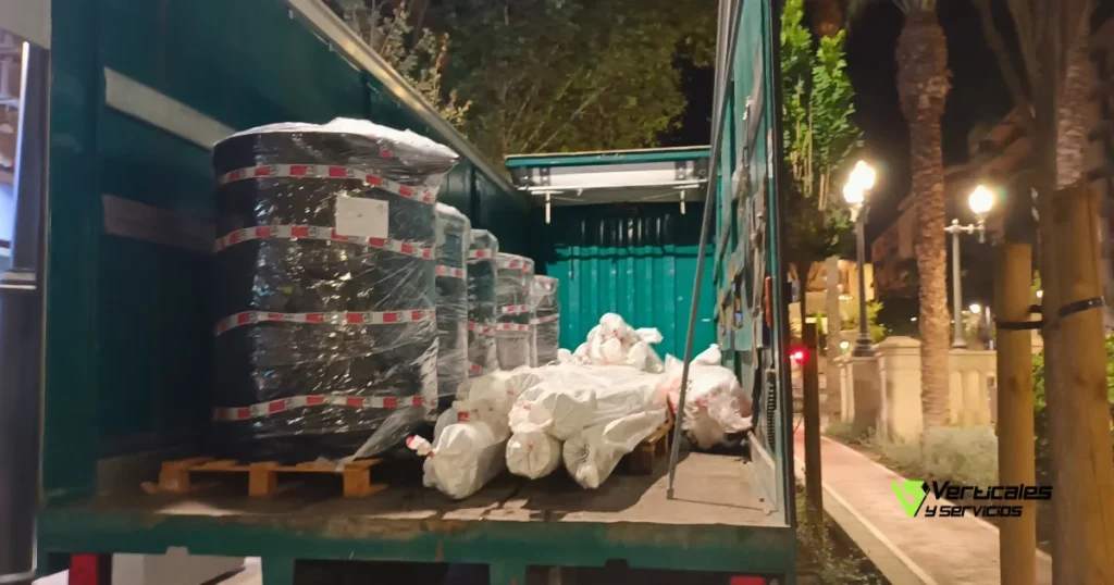 Proceso de transporte y eliminación de uralita en cubiertas de naves industriales en vertedero autorizado.