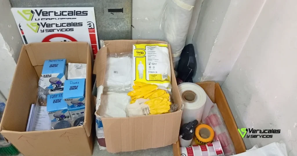 Productos de limpieza de amianto en cubierta de naves industriales.